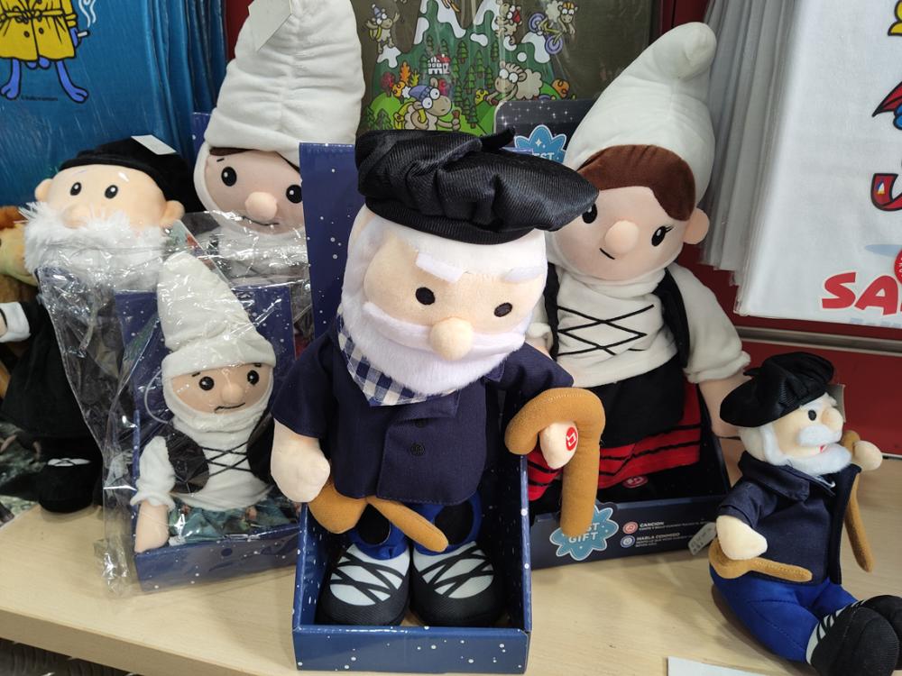 peluches de Olentzero y Mari Domingi